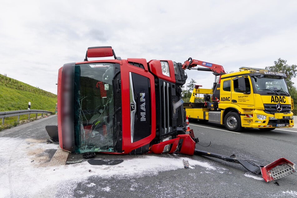 Der Lastwagen kam durch die Kollision ins Schlingern und kippte um.