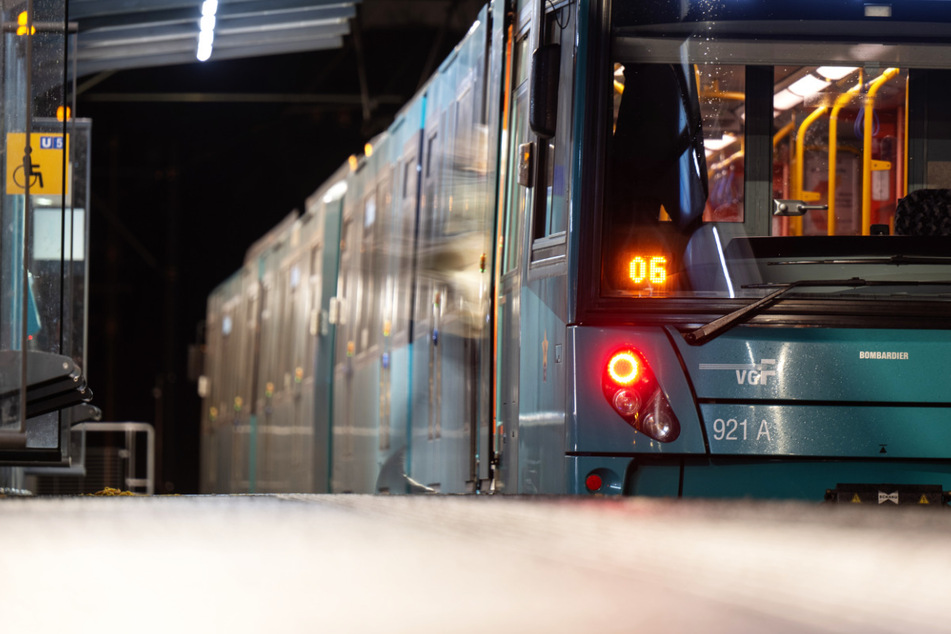 Eine U-Bahn der Verkehrsgesellschaft Frankfurt (VGF) steht an einer Haltestelle - in der Mainmetropole kommt es am Freitag zu einem Warnstreik im ÖPNV und daher zu teils massiven Verkehrsbehinderungen.