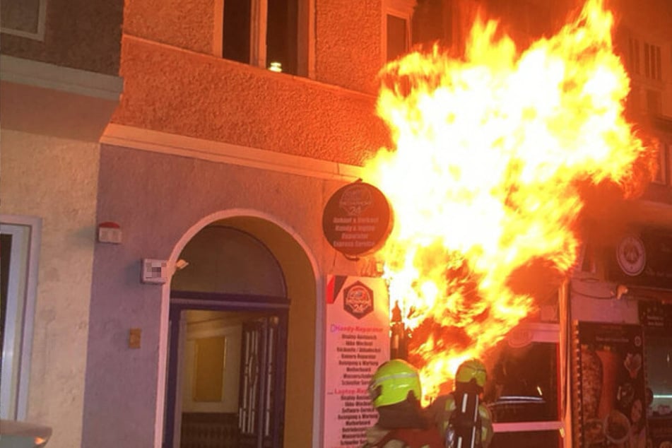 Berlin: Ereignisreiche Brand-Nacht hält Feuerwehr auf Trab, auch Krankenhaus betroffen