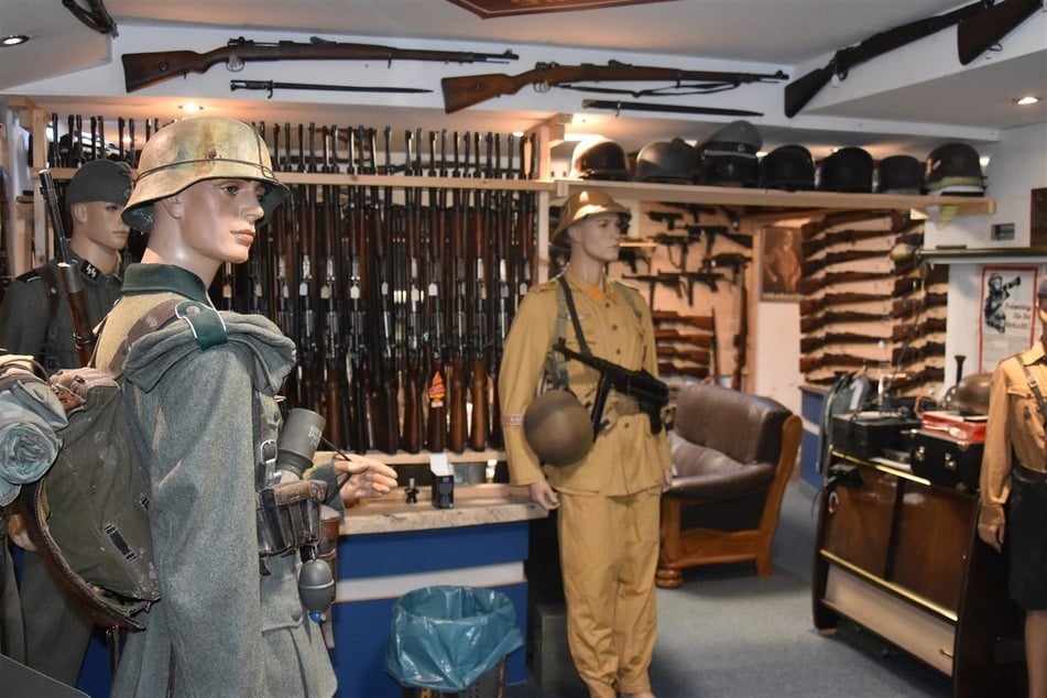 Die Polizei fand vor Ort rund 300 scharfe Waffen und fast 100.000 Schuss Munition.