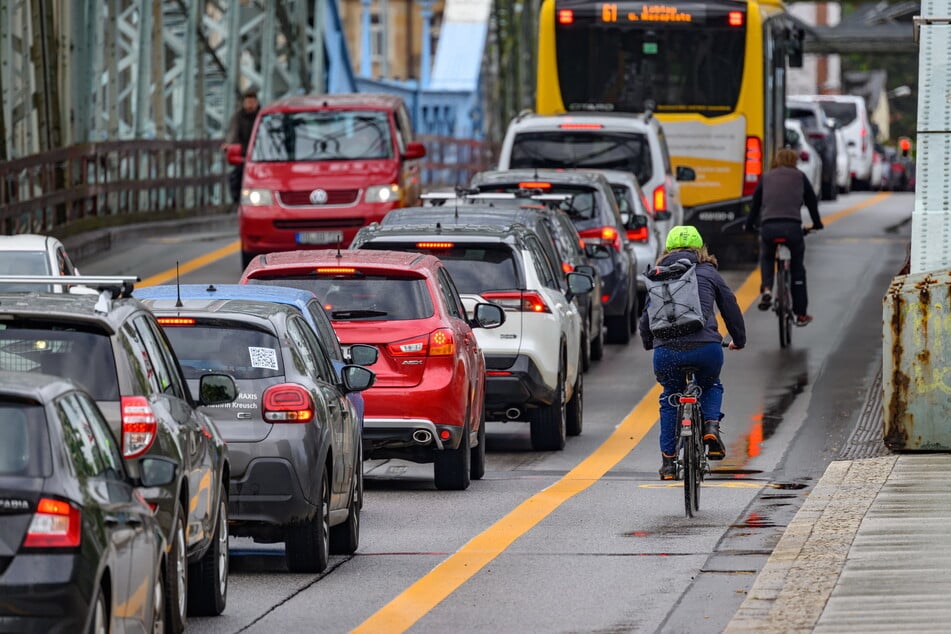 Die Radwege wurden Anfang April aufgetragen, OB Dirk Hilbert (52, FDP) hielt nach dem Ende des Verkehrsversuchs an den Streifen fest.