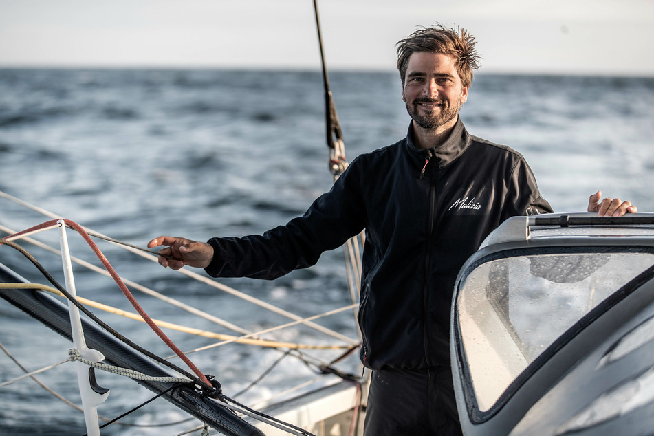 Die Aufnahme zeigt Skipper Boris Herrmann an Bord der Hochseejacht "Malizia".