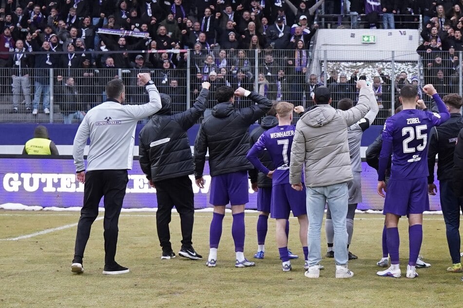 Zwischen Mannschaft und Fans passt es: Auch Neu-Coach Christoph Dabrowski (47, l.) feierte nach dem Spiel gleich mit.