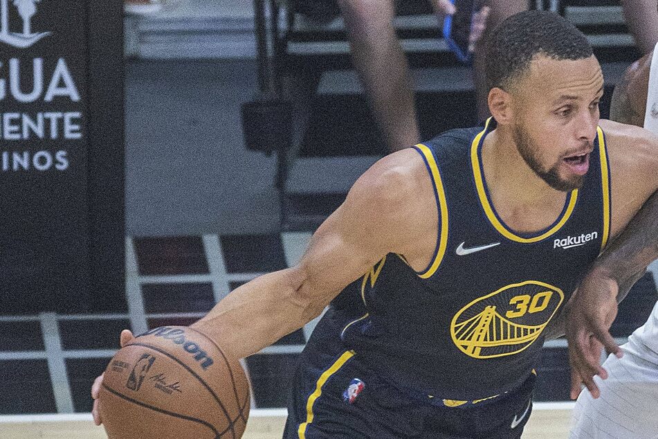 Stephen Curry scored a game-high 33 points against the Suns on Saturday night.