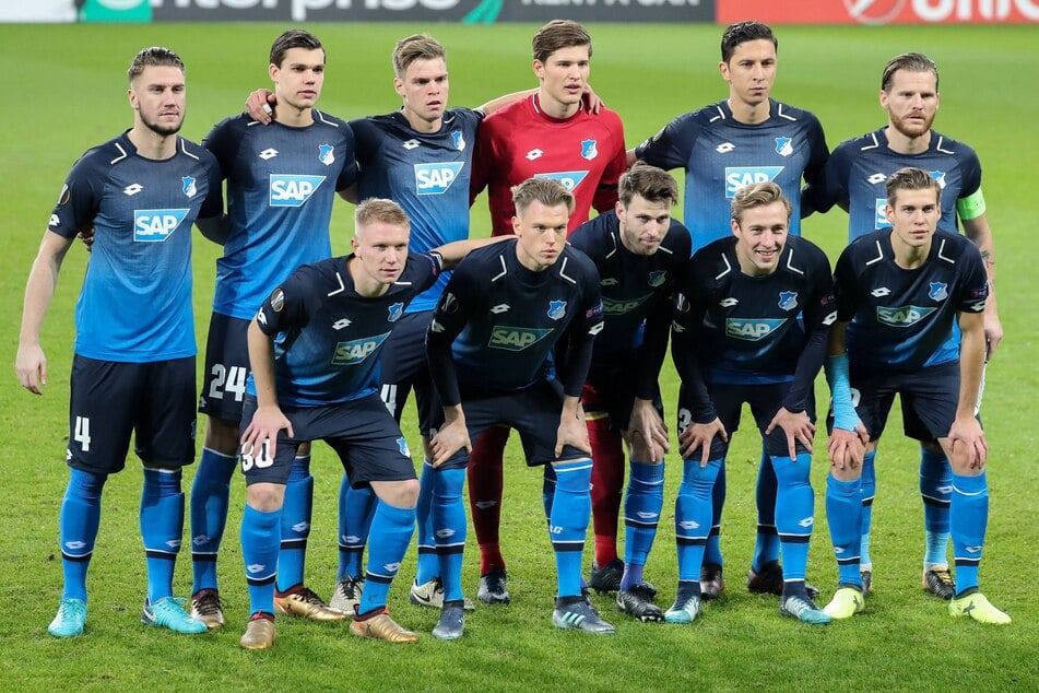 Am 7. Dezember 2017 debütierten Kobel (3.v.l.h.) und Rossipal (29, v.r.) gemeinsam für die TSG Hoffenheim in der Europa League.