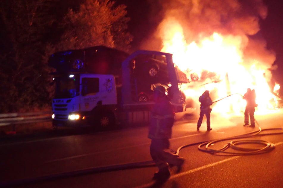 Unfall A3: Autobahn gesperrt: Lastwagen mit neun Autos brennt lichterloh