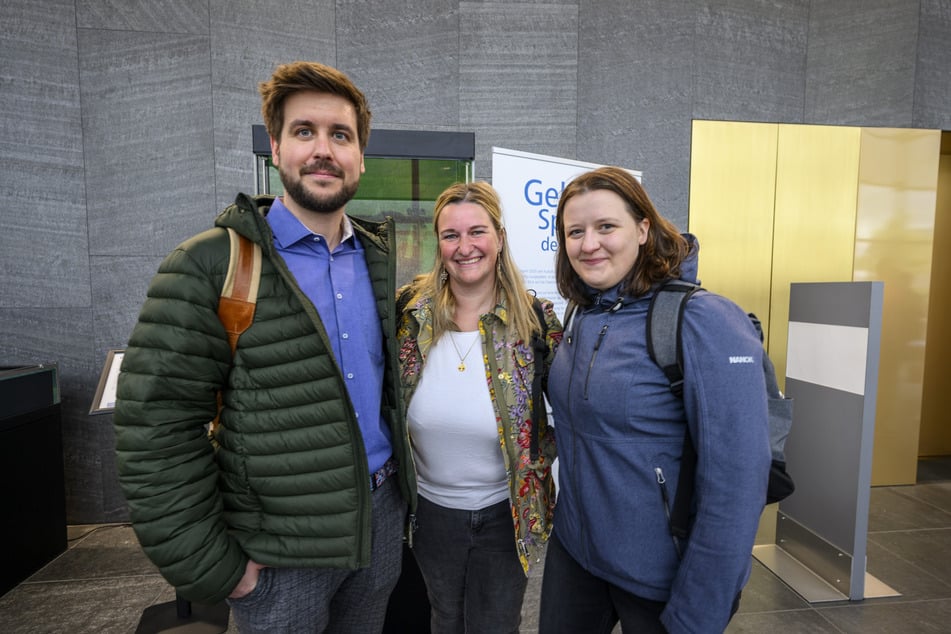 Felix Keindorff (33), Juliane Kern (39) und Cindy Mertineit (26, v.l.) stellten sich auch an.