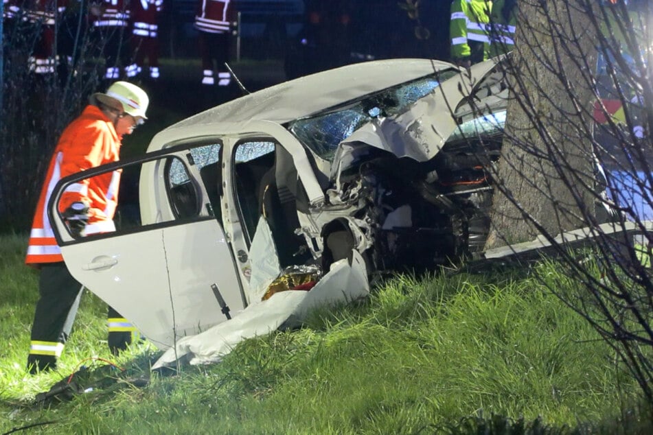 Von den anderen vier Insassen wurden zwei lebensgefährlich und zwei schwer verletzt.