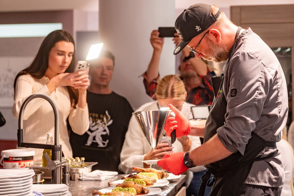 Koch Mirco Lätsch (38) richtet im Küchenzentrum Dresden den Hauptgang fürs Probeessen an.