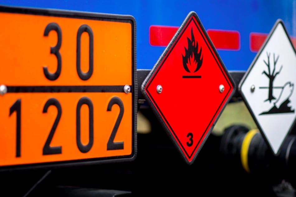 Gefahrgutzeichen hängen an einem Tanklaster auf dem Betriebsgelände eines Heizöllieferanten. Auf Bayerns Straßen rollen immer mehr solcher Transporte. (Symbolbild)