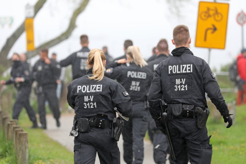 In Magdeburg musste die Polizei unter anderem einen Streit zwischen zwei Gruppen schlichten. (Symbolbild)