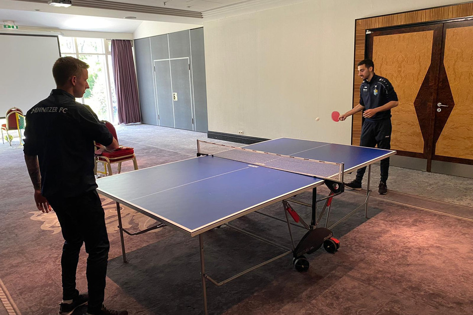 Keine Langeweile im Quarantäne-Hotel: Paul Milde (l.) und Rafael Garcia spielten am Donnerstag eine Partie Tischtennis.