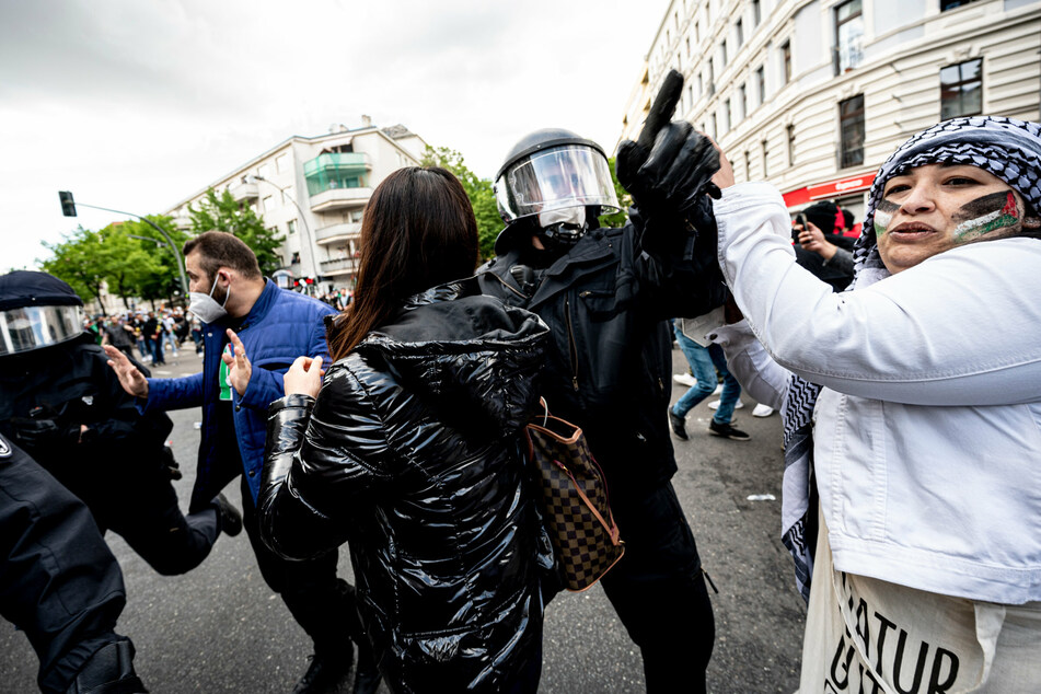 Polizisten drängen am Samstag Teilnehmer der Demonstration verschiedener palästinensischer Gruppen in Neukölln ab.