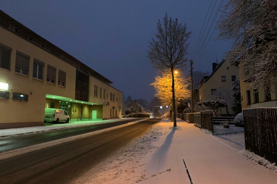 Die Trützschlerstraße im Stadtteil Rabenstein war am Sonntagmorgen in eine winterlichen Schneedecke gehüllt.