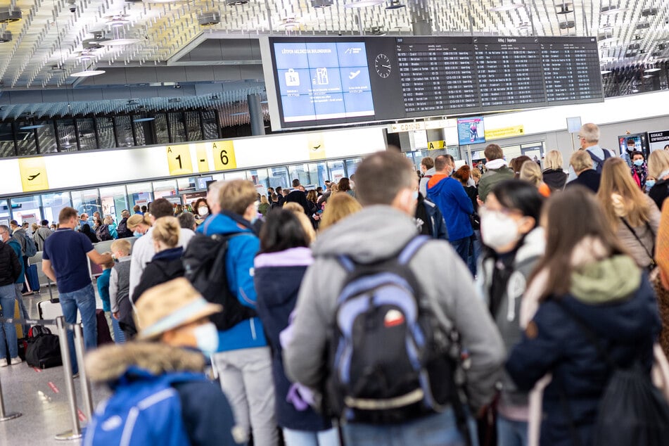 Zuletzt kam es zu langen Wartezeiten am Flughafen Hannover, Reisende verpassten sogar ihre Flüge.