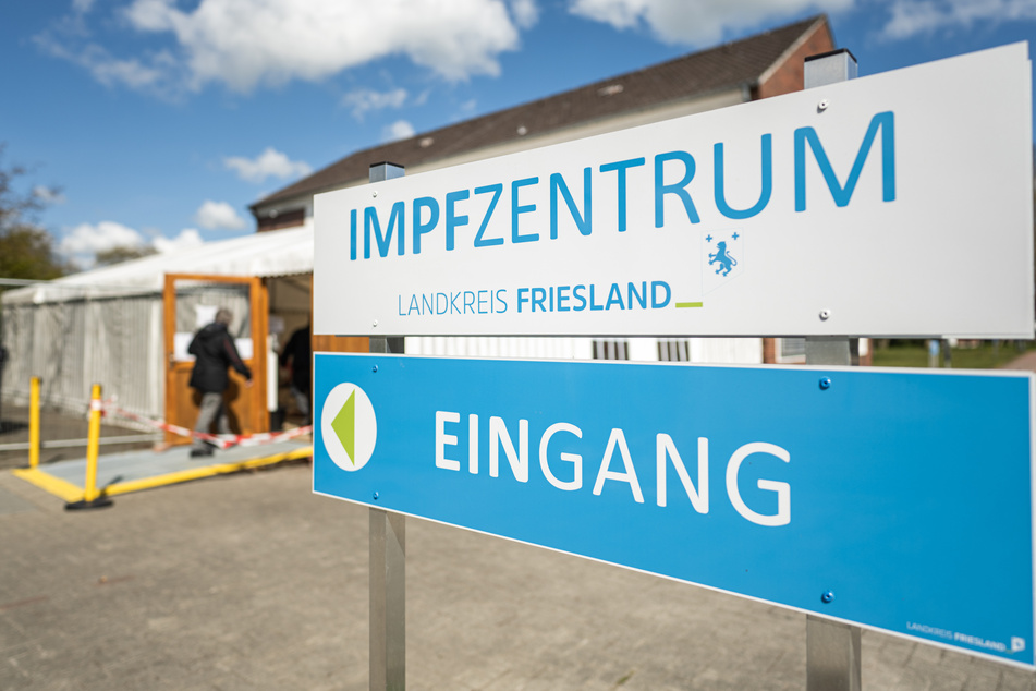Eine Frau betritt das Impfzentrum im Landkreis Friesland. 22 Menschen müssen hier erneut geimpft werden.