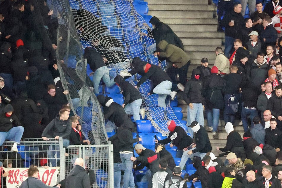 Fans des VfB Stuttgart machten sich noch vor der Partie im Stadion in Basel auf den Weg in Richtung Familienblock des Gastgebers.