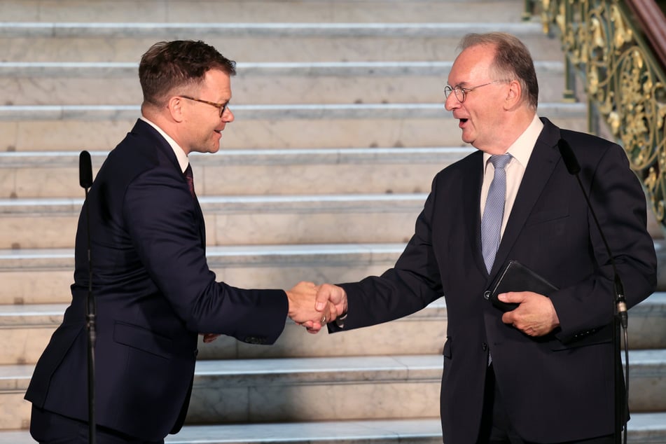 Ostbeauftragter Carsten Schneider (l., 46, SPD) und Sachsen-Anhalt Ministerpräsident Reiner Haseloff (68, CDU) verkündeten die Unterstützung der Mikroelektronik-Branche.