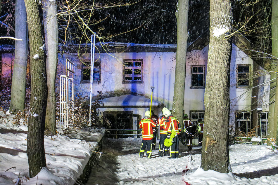 In dem ehemaligen Kaufhaus war am Freitagmorgen ein Feuer ausgebrochen, der Dachstuhl stürzte ein.