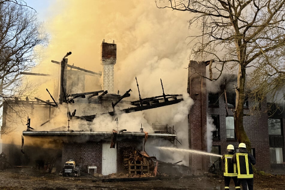 Die Feuerwehr ist derzeit noch mit Nachlöscharbeiten beschäftigt.