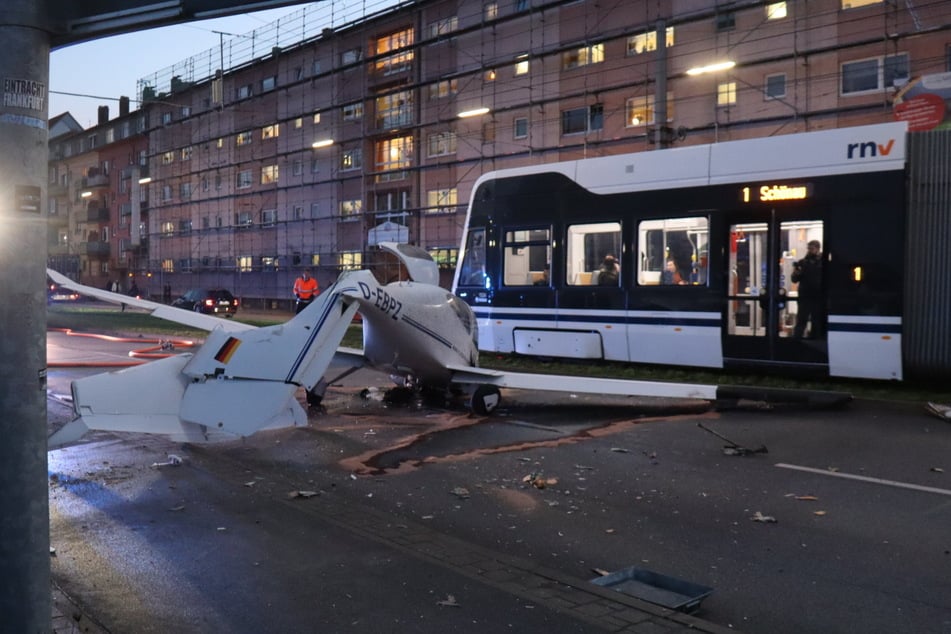 Los tranvías tuvieron que pasar a paso lento junto al avión estrellado.