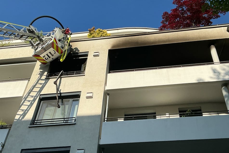 Mehrere Menschen hatten Flammen und Rauch in der Wohnung bemerkt und die Feuerwehr alarmiert.