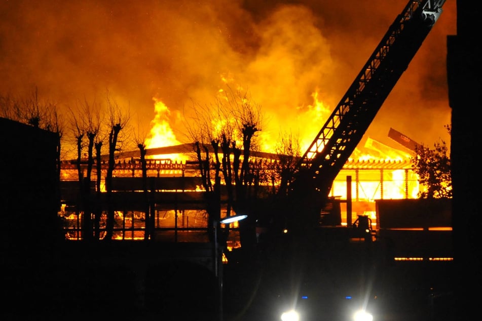Die Feuerwehr war mit insgesamt 150 Leuten im Einsatz und konnte das Feuer nach vier Stunden unter Kontrolle bringen.