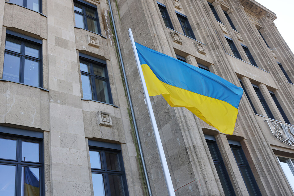 Auch an der Staatskanzlei in Düsseldorf wird die ukrainische Flagge wieder auf halbmast hängen. (Archivfoto)