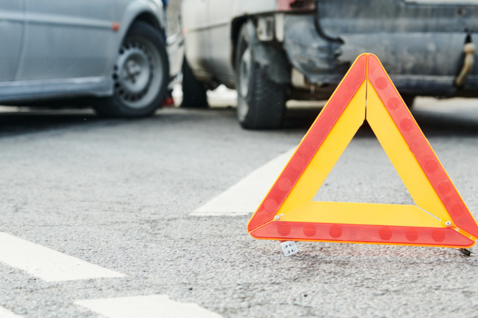 Bei dem Unfall wurden insgesamt sieben Fahrzeuge beschädigt. (Symbolbild)
