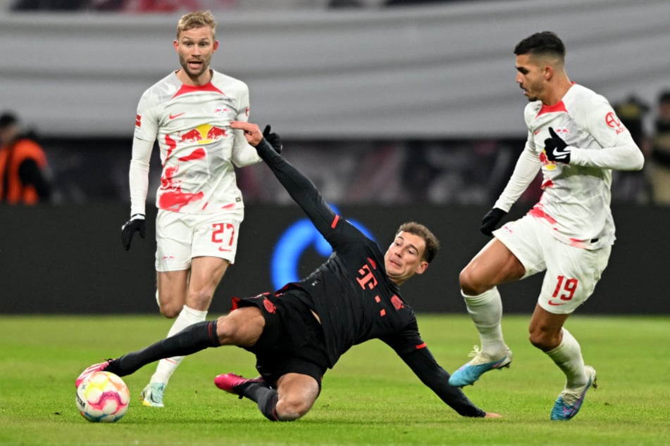 RB Leipzig und der FC Bayern München kämpfen um jeden Ball.
