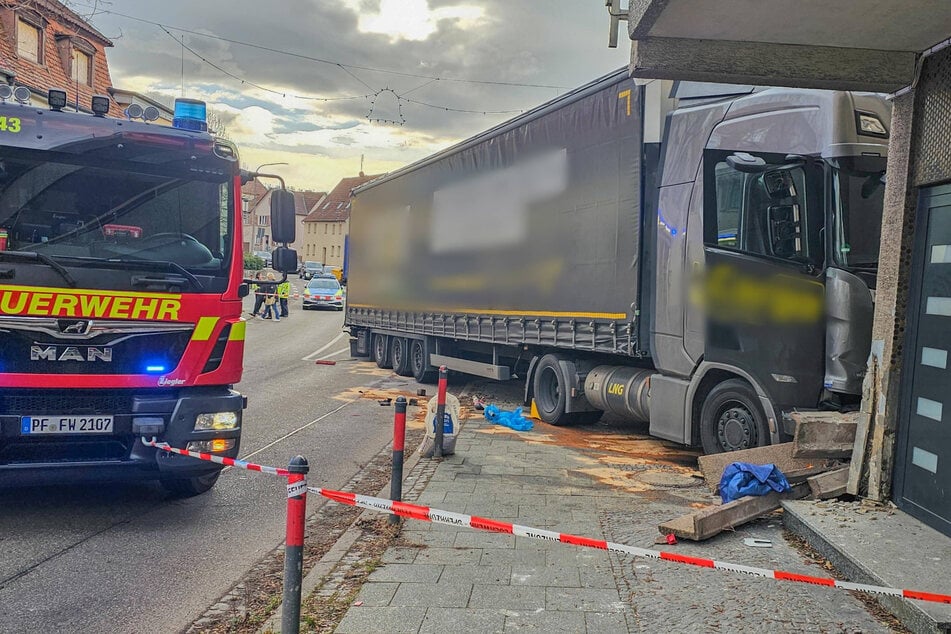 Laster bleibt in Hauswand stecken: Rettungsheli bringt Fahrer in Klinik