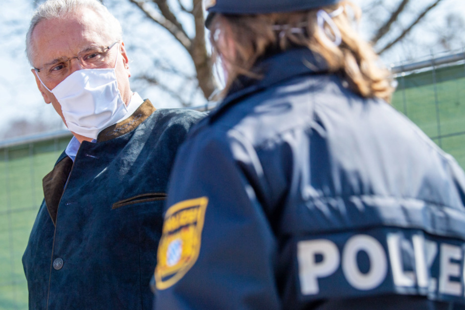 Bayerns Innenminister Joachim Herrmann (64, CSU) will künftige Beamte auf ihre Verfassungstreue überprüfen.