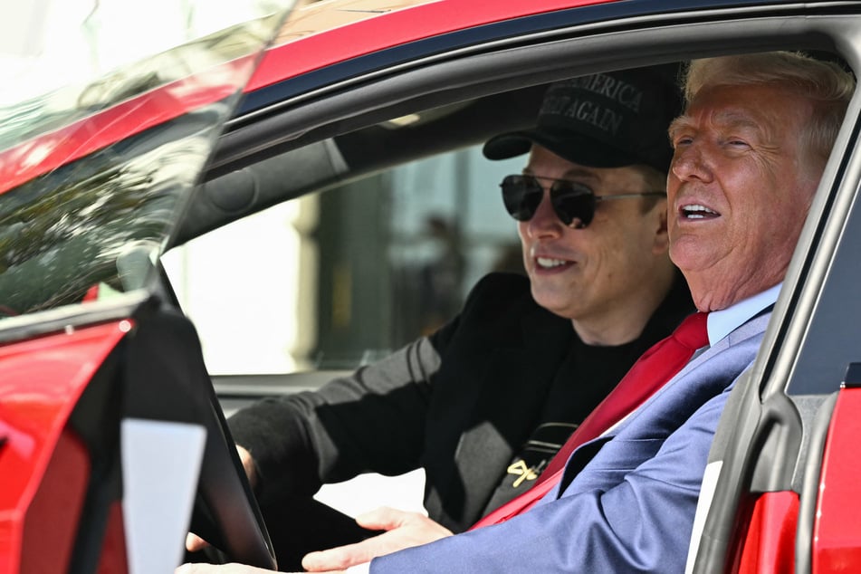 Donald Trump (r.) may now offload a Tesla he said he bought earlier this year in a show of support for Elon Musk, a White House official said Friday.