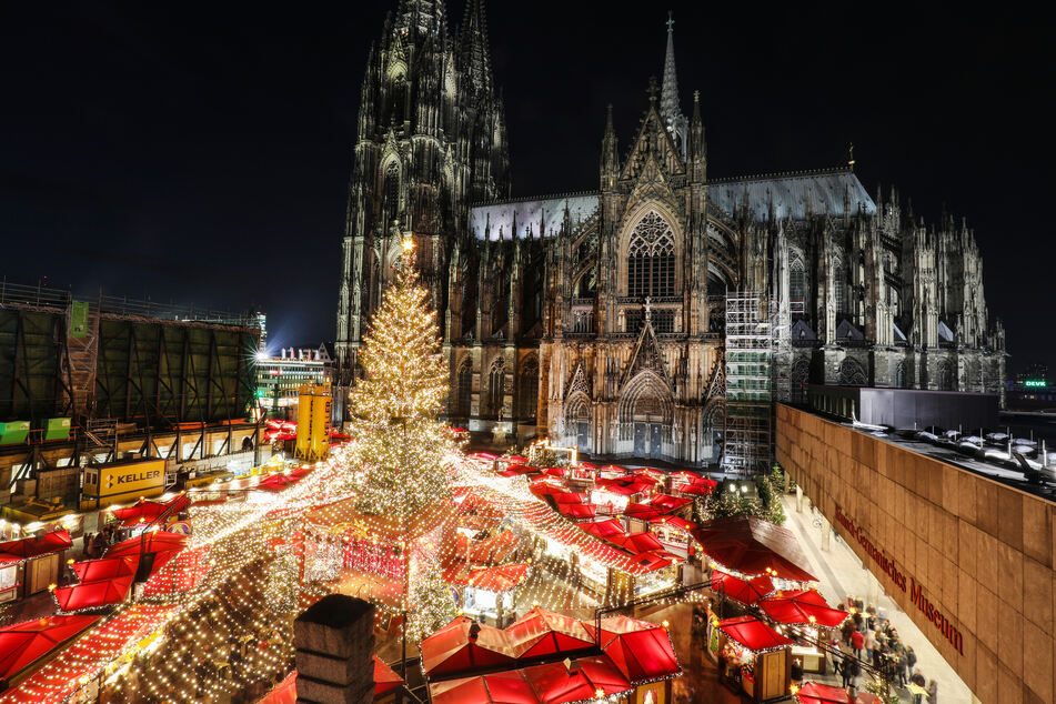 In 2019 strahlte der Domvorplatz in Köln noch in weihnachtlichen Farben. In diesem Jahr soll er wegen Corona aber offenbar abgesagt werden.