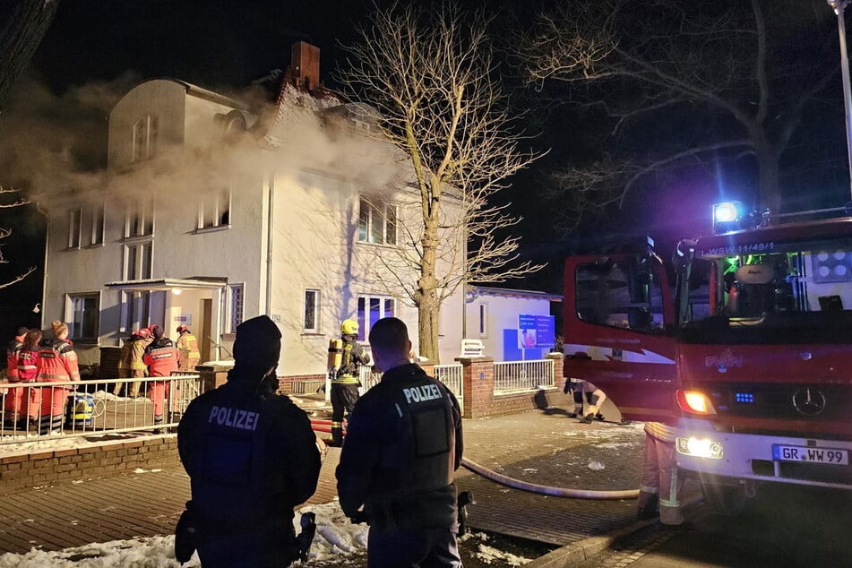 Beim Löschen der Flammen fand die Polizei eine tote Frau.