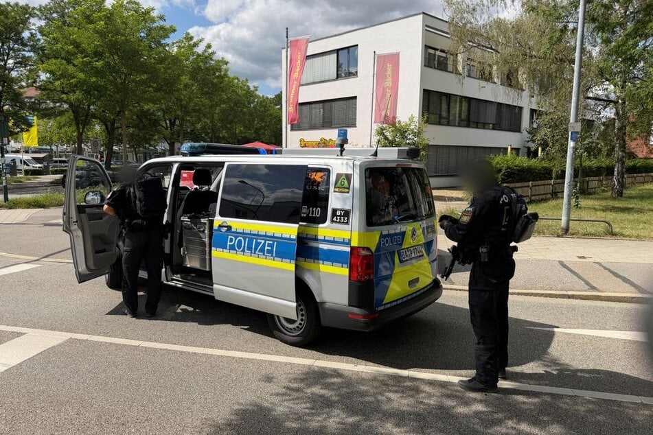 Der Tatverdächtige befindet sich laut Polizei noch im Gebäude.