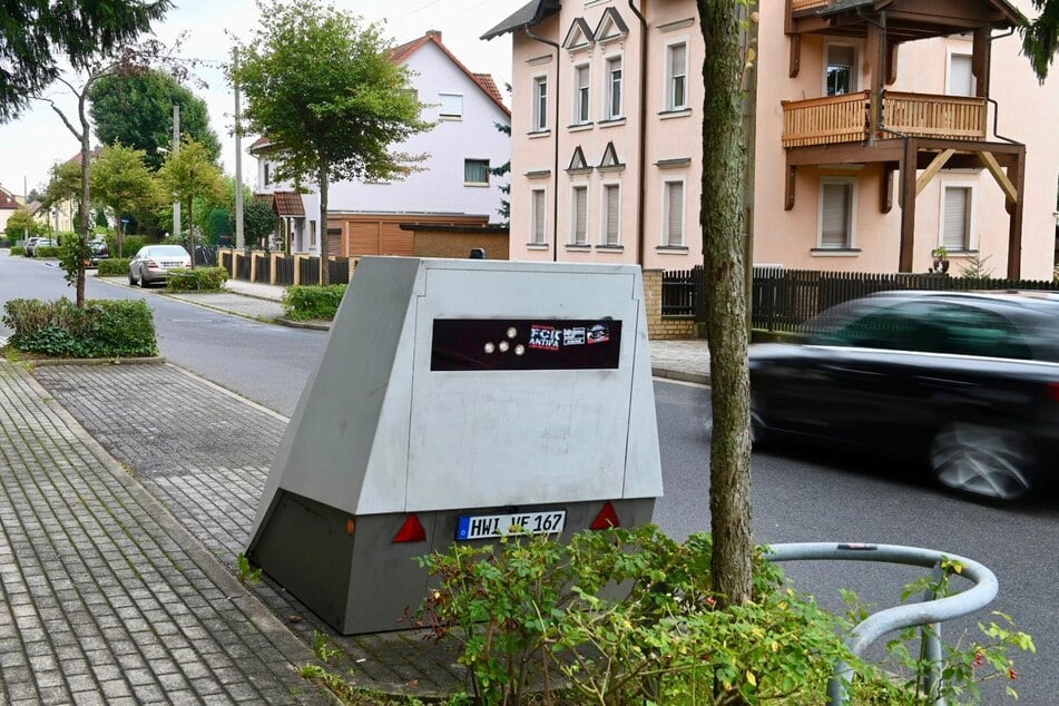 Trotz Sticker kann das Gerät teure Fotos von Temposündern machen.