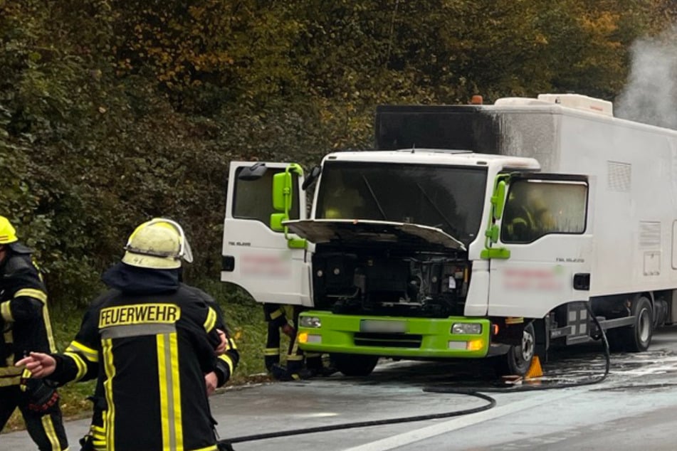 Unfall A61: Lastwagen fängt bei Fahrt über A61 plötzlich Feuer: Fahrer verhindert Schlimmeres