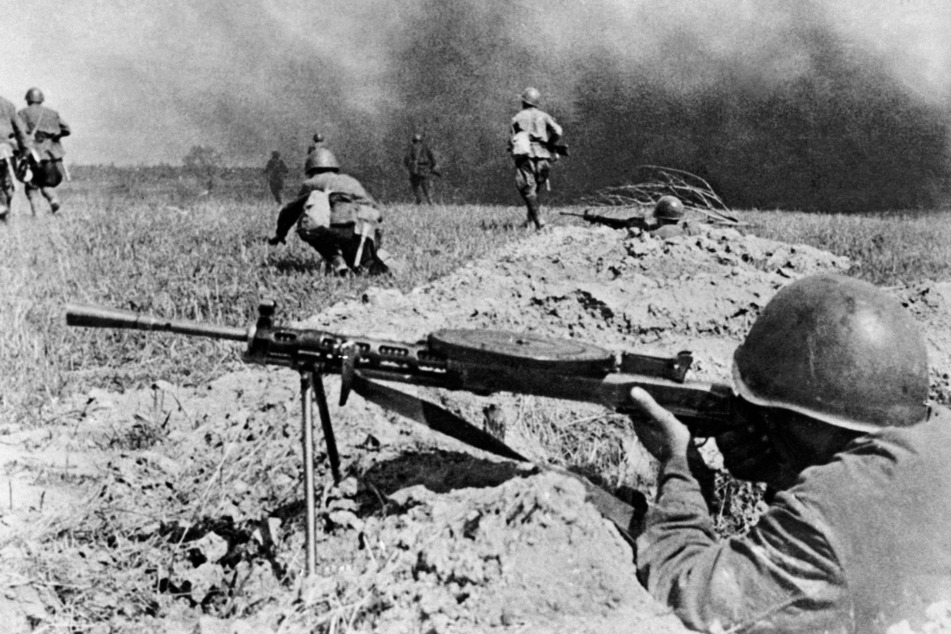 Auch mit Maschinengewehren: Obwohl Hitler einen Nichtangriffspakt mit Stalin geschlossen hatte, startete er am 22. Juni 1941 den Angriff auf die Sowjetunion.