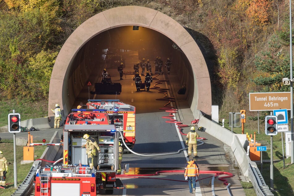 Feuerwehrleute üben im Tunnel Behringen (Thüringen) die Bergung von Unfallopfern. (Archivbild)