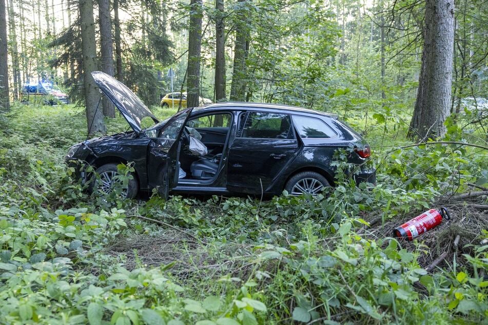 Von der Straße abgekommen: Ein Seat landete am Sonntagabend im Erzgebirge in einem Waldstück.