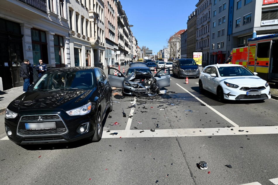 Schwerer Unfall in Leipziger Norden hinterlässt Trümmerfeld