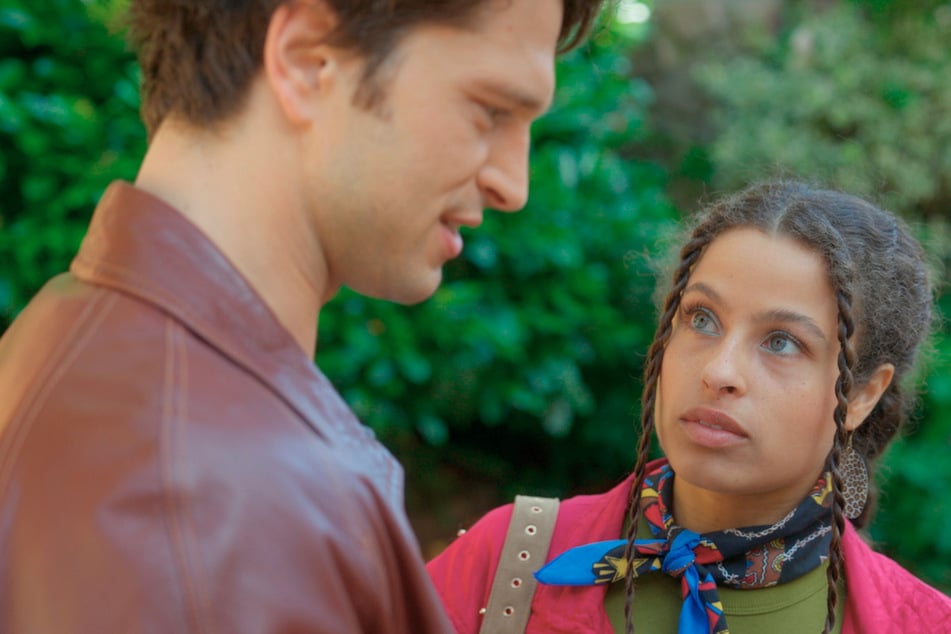 Ellie ist nach Jonas’ Date-Absage verunsichert. Toni hatte recht, Jonas will nur Spaß!