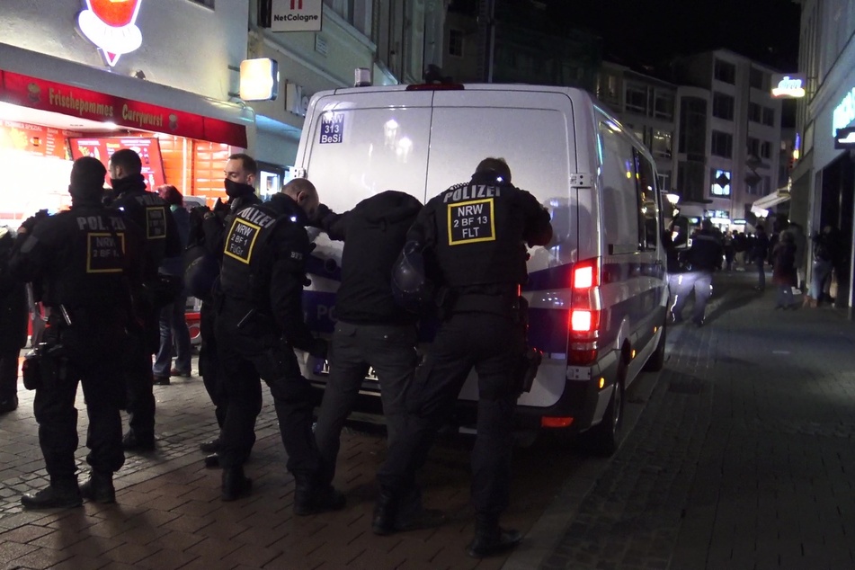 Am Samstagabend ist es in der Bonner Innenstadt zu einer untersagten Demo gegen die Corona-Schutzmaßnahmen gekommen.