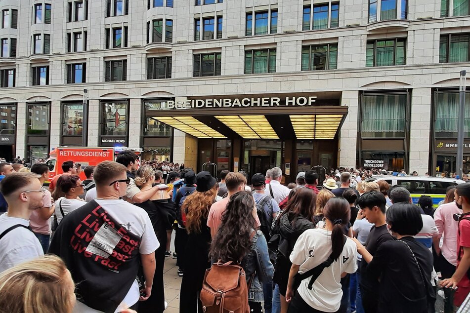 Am Samstag warteten viele Fans vor einem Hotel in Düsseldorf auf Sängerin Lady Gaga.