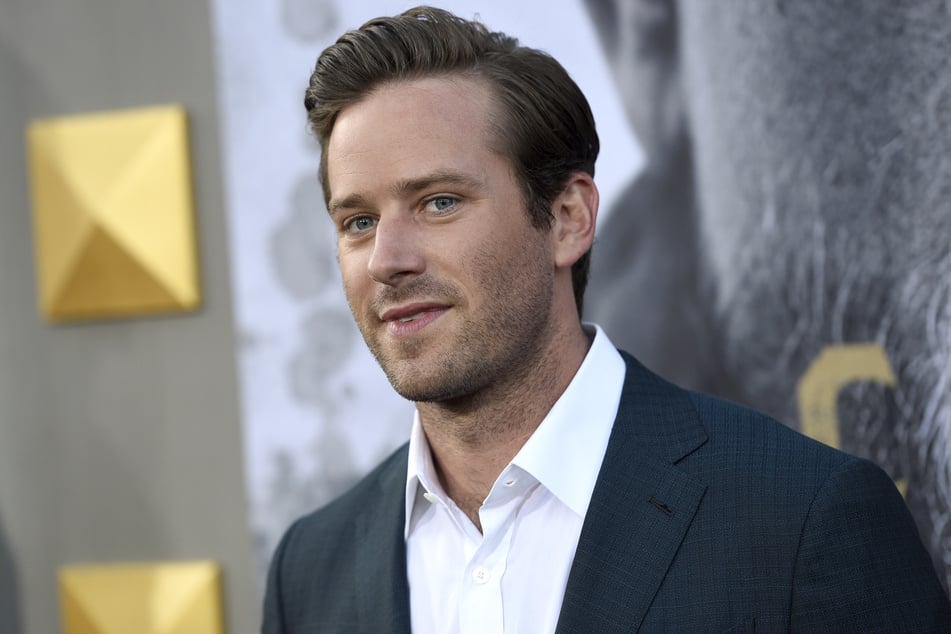 Nach den schwerwiegenden Vorwürfen zog sich Armie Hammer (38) aus der Öffentlichkeit zurück, jetzt versucht er sich als Podcaster.