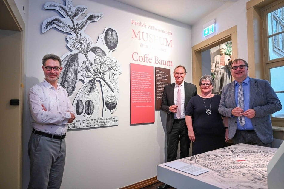 Freuen sich auf die Wiedereröffnung des Kaffeemuseums im "Coffe Baum" (v.l.n.r.): Dr. Ansgar Scholz, OB Burkhard Jung (67, SPD), Dr. Maike Günther und Dr. Anselm Hartinger.