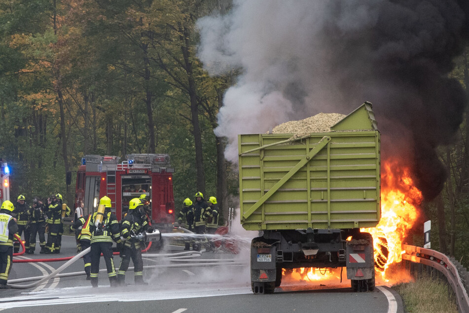Traktorenbrand im Erzgebirge: Bundesstraße kurz nach Öffnung wieder gesperrt
