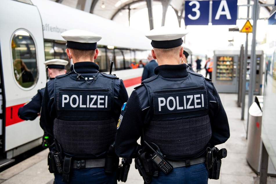 Am Hamburger Hauptbahnhof wollte sich ein betrunkener Mann unbedingt von der Polizei kontrollieren lassen. (Symbolfoto)