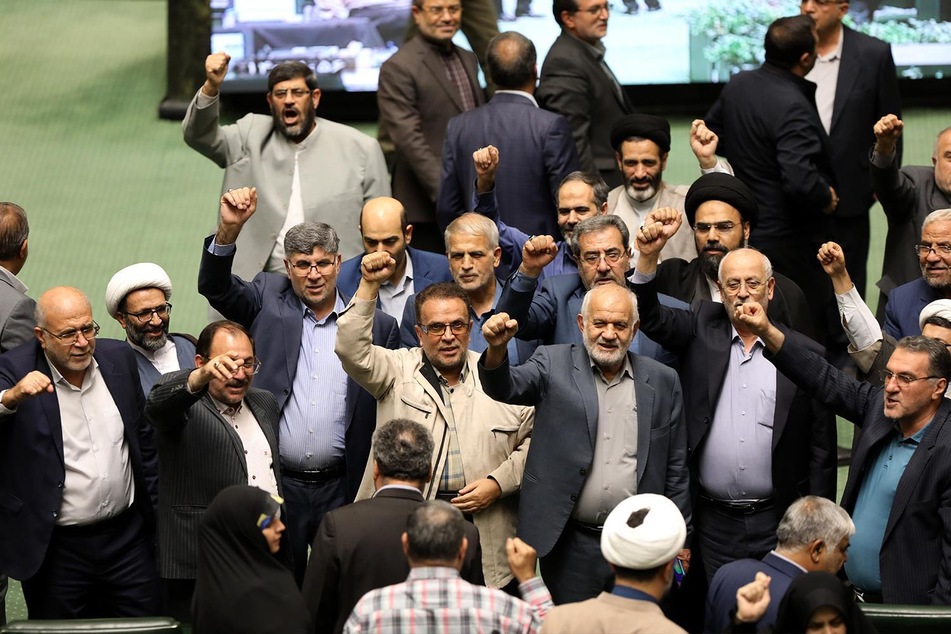 Iranische Gesetzgeber skandieren die Slogans "Nieder mit Israel" und "Nieder mit den USA" vor einer öffentlichen Sitzung des Parlaments. (Archivbild)